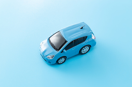 A model of an eco-car placed on a blue background.