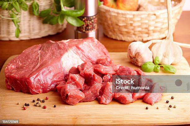 Corte De Carne De Res De La Materia Prima Foto de stock y más banco de imágenes de Ajo - Ajo, Alimento, Bistec