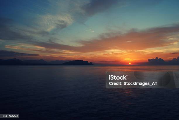 Dramática Nascer Do Sol No Mar Adriático - Fotografias de stock e mais imagens de Amanhecer - Amanhecer, Amarelo, Anoitecer