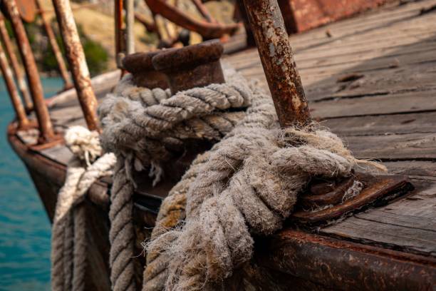 zbliżenie łodzi z grubą liną związaną węzłem wokół rufy łodzi - moored nautical vessel tied knot sailboat zdjęcia i obrazy z banku zdjęć