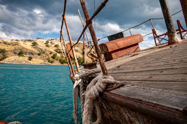 zbliżenie łodzi z grubą liną związaną węzłem wokół rufy łodzi - moored nautical vessel tied knot sailboat zdjęcia i obrazy z banku zdjęć