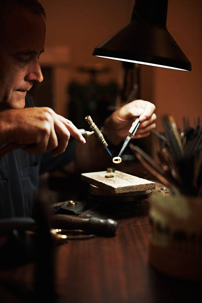 senior hombre haciendo un anillo - jewelry craftsperson craft jeweller fotografías e imágenes de stock