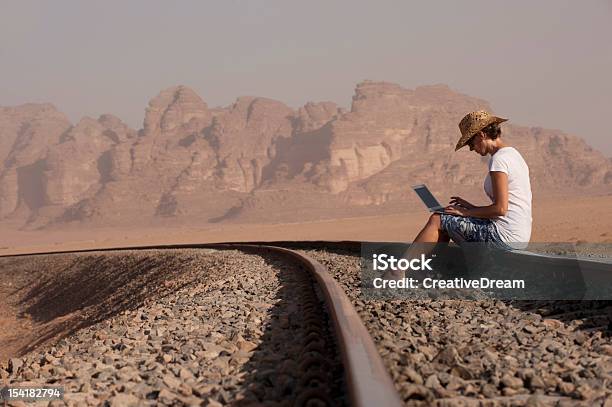 Женщина Путешественника Используя Ноутбук — стоковые фотографии и другие картинки Железнодорожный путь - Железнодорожный путь, Иордания - Ближний Восток, Один человек