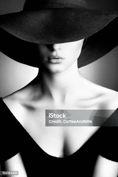 Фото Красивая Женщина В Ретростиле — стоковые фотографии и другие картинки Чёрный цвет - Чёрный цвет, Шляпа, Только одна женщина