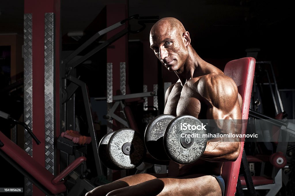 Bodybuilder soulever des poids et haltères dans la salle de sport. - Photo de Adulte libre de droits