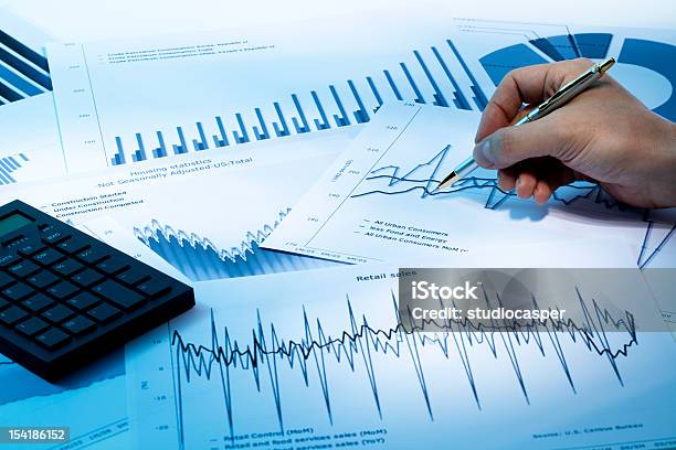 Графики И Диаграммы — стоковые фотографии и другие картинки Анализировать - Анализировать, Бизнес, Биржевые сводки