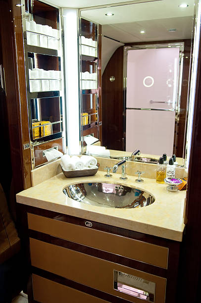 интерьер бизнес-реактивный: ванная комната - vehicle interior corporate jet jet private airplane стоковые фото и изображения
