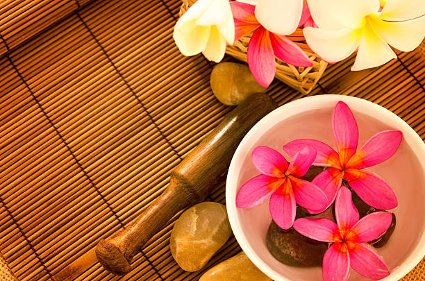 열대 스파에서 푸루메리아 꽃이 있습니다. - relaxation bali spa treatment frangipani 뉴스 사진 이미지