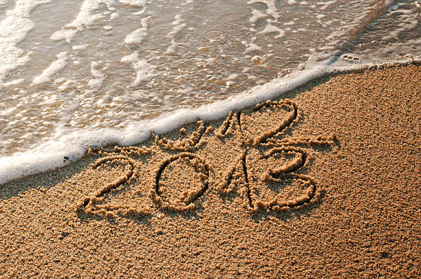 już nowy rok 2013 r. - 2013 beach sand new years day zdjęcia i obrazy z banku zdjęć