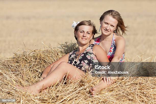Dwie Dziewczyny W Polu - zdjęcia stockowe i więcej obrazów 20-24 lata - 20-24 lata, Blond włosy, Dorosły
