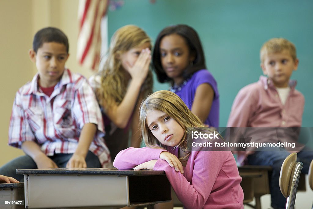 Junges Mädchen in der Schule auch solche Beschäftigten gemobbt werden - Lizenzfrei Druck durch Gleichaltrige Stock-Foto