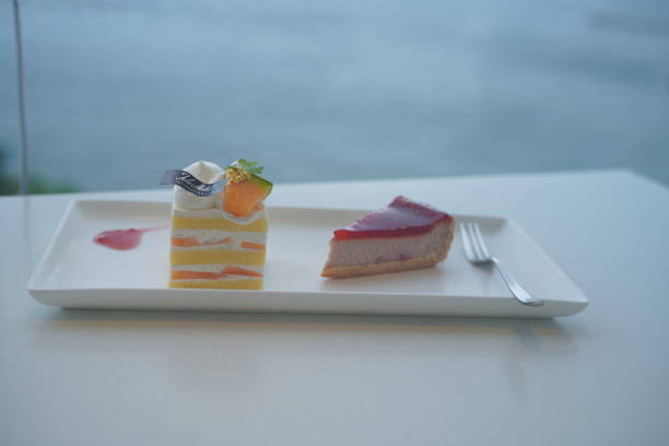 набор тортов для еды в кафе отеля - кофе брейк стоковые фото и изображения