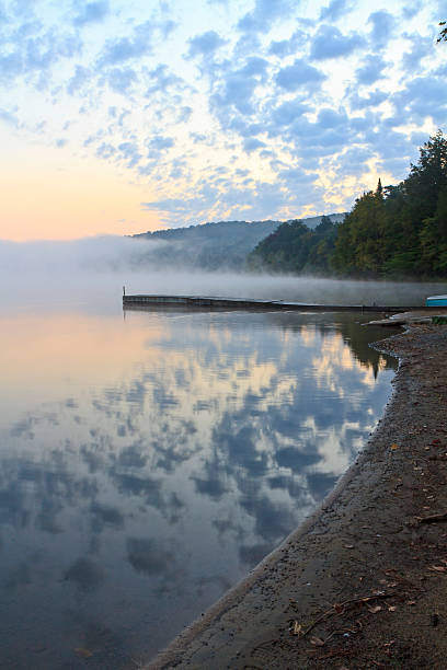 retrouve adirondack lever du soleil - adirondack mountains adirondack state park air landscape photos et images de collection