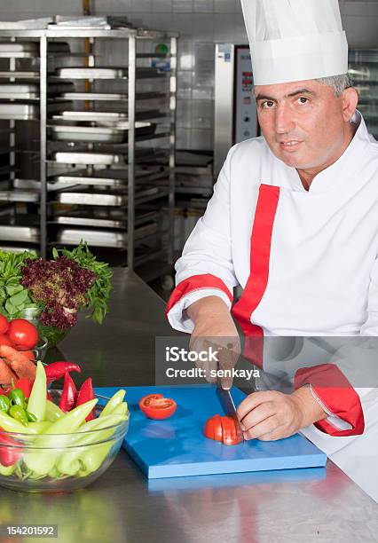 Photo libre de droit de Le Chef banque d'images et plus d'images libres de droit de Aliment - Aliment, Chef cuisinier, Cuisine professionnelle