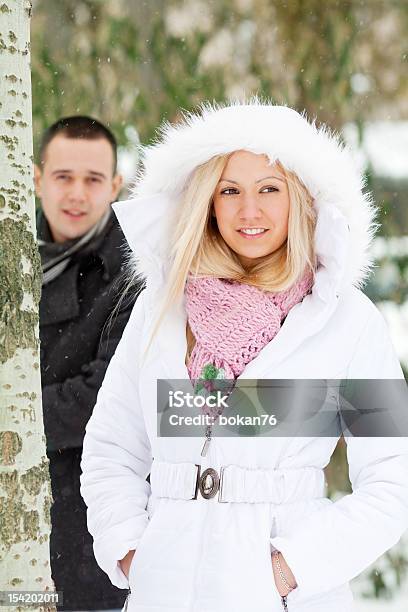 Foto de Casal Em Pé Em Distância Ao Ar Livre e mais fotos de stock de Adulto - Adulto, Amor, Atormentado