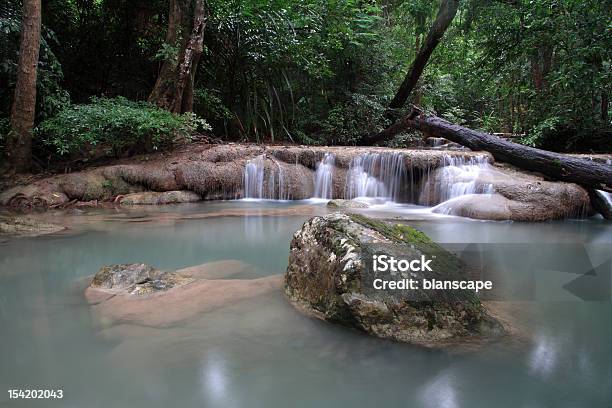 Panorámica De Cascadas De Erawan Foto de stock y más banco de imágenes de Agua - Agua, Aire libre, Belleza de la naturaleza