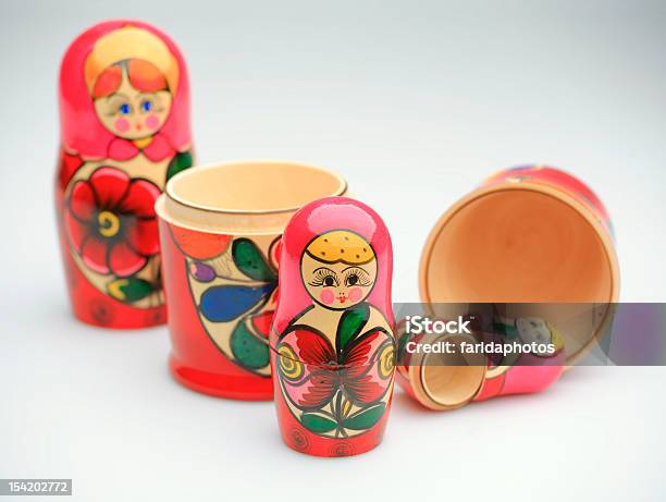 La Red Matryoshka Foto de stock y más banco de imágenes de Arte - Arte, Arte y artesanía, Artesanía