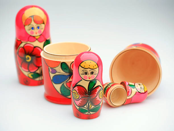 赤い matryoshka - russian nesting doll babushka doll matroshka ストックフォトと画像