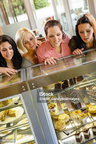 Frauen Freunde Blick Auf Kuchen Im Café Stockfoto und mehr Bilder von Aussuchen - Aussuchen, Begehren, Betrachtung