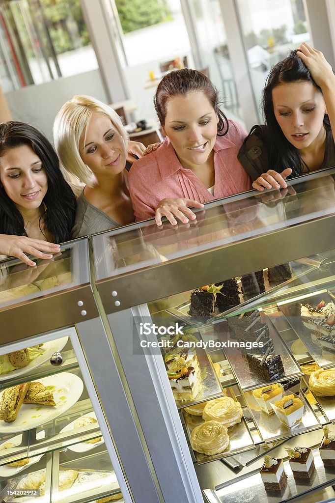 Женщины друзей, глядя на торты в «cafe» - Стоковые фото Близость роялти-фри