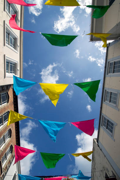 blick auf bunte wimpeln, die an gebäuden in falmouth, cornwall, großbritannien hängen - cornish flag stock-fotos und bilder