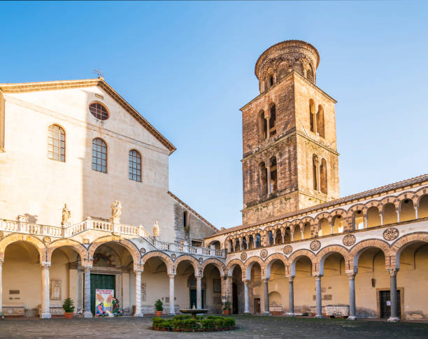 cortile della cattedrale di salerno con vista sui chiostri ad arco - salerno foto e immagini stock