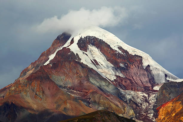 landschaft mit schneebedeckten high mountain - kazbek stock-fotos und bilder