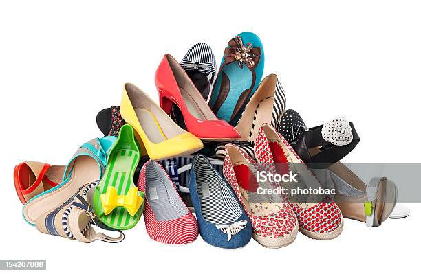 Pila De Diferentes Zapatos De Mujer De Verano Con Trazado De Recorte Foto de stock y más banco de imágenes de Adulto