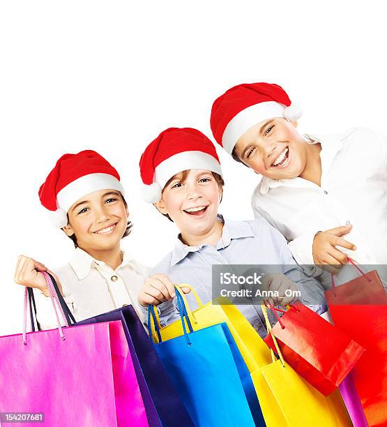 Happy Santa Jungs Mit Geschenken Stockfoto und mehr Bilder von Ausverkauf - Ausverkauf, Bunt - Farbton, Drei Personen