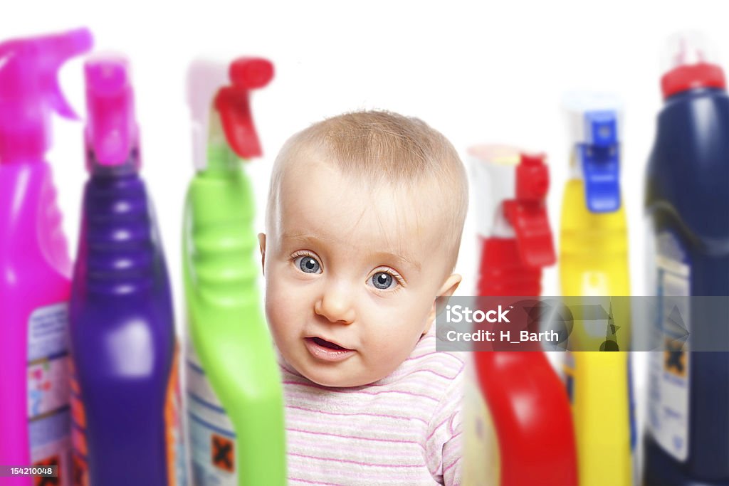 Aufmerksamkeit: Baby Lust zum Spielen mit Chemikalien - Lizenzfrei Giftstoff Stock-Foto