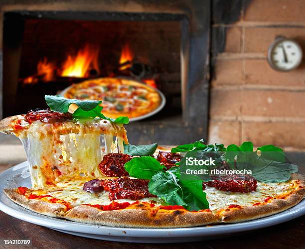 Pizza - zdjęcia stockowe i więcej obrazów Bez ludzi - Bez ludzi, Fotografika, Gourmet