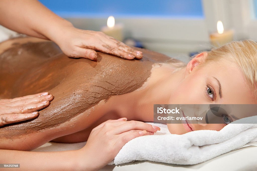 Nahaufnahme Junge Frau Zutritt zum Spa. eine massage mit Schokolade - Lizenzfrei Alternative Behandlungsmethode Stock-Foto