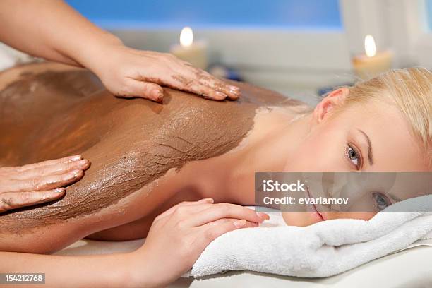 Foto de Closeup Mulher Jovem Recieving Uma Massagem De Chocolate e mais fotos de stock de Adulto