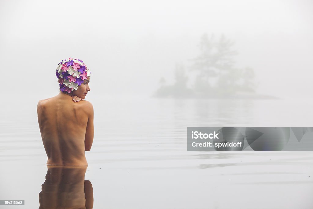 Mujeres bañándose en el lago - Foto de stock de Lago libre de derechos