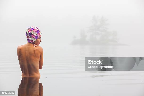 Mujeres Bañándose En El Lago Foto de stock y más banco de imágenes de Lago - Lago, Mujeres maduras, Natación