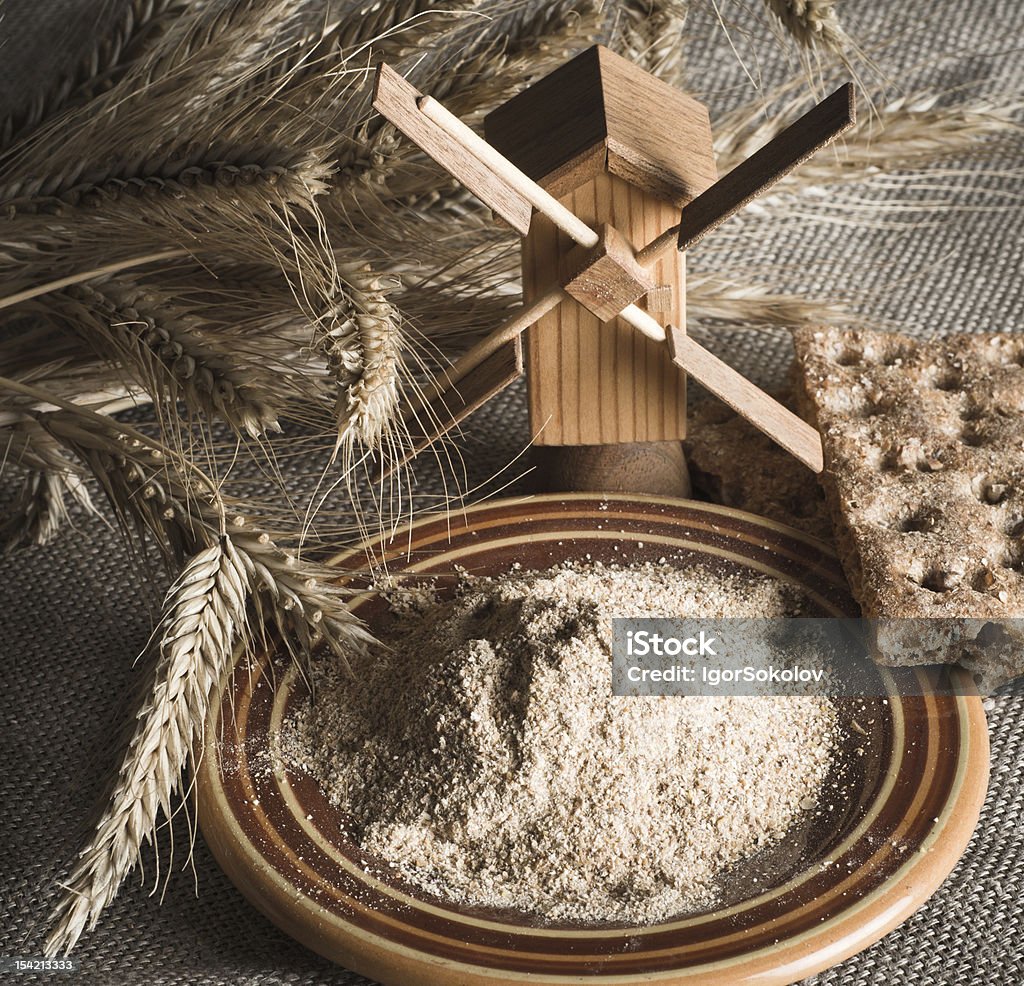 Wholemeal farinha e trigo em Tecido de Saco, close-up - Foto de stock de Agricultura royalty-free