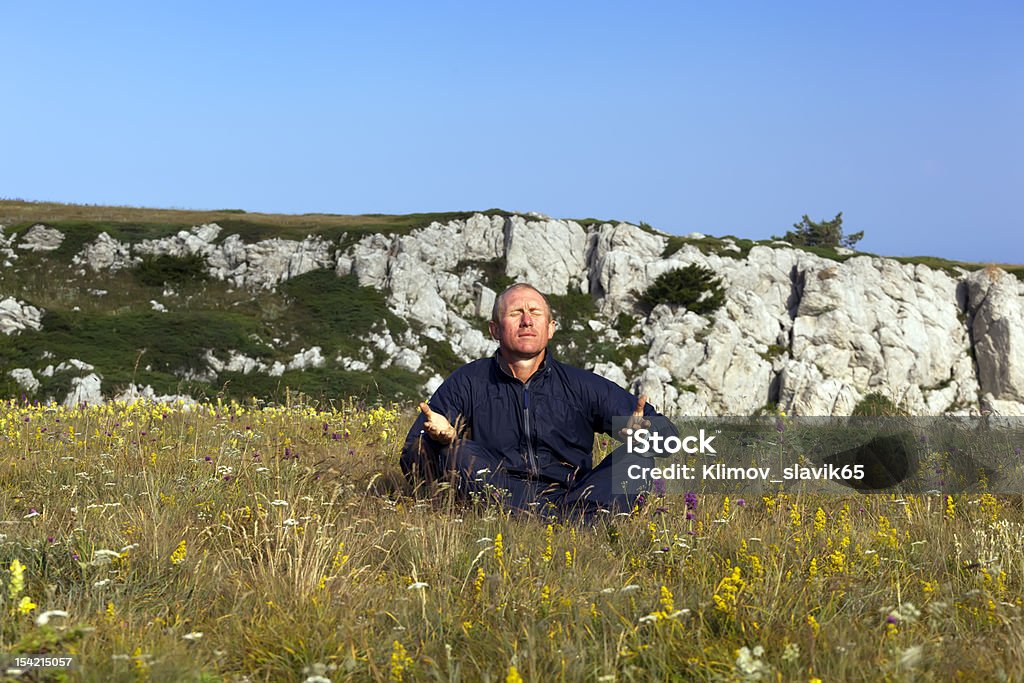 Solar meditación en las montañas - Foto de stock de Adulto libre de derechos