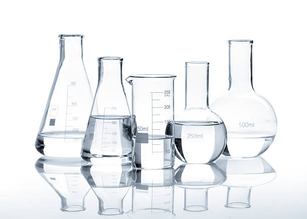 cinq flasks de verre avec liquide transparent - laboratory glassware beaker flask glass photos et images de collection