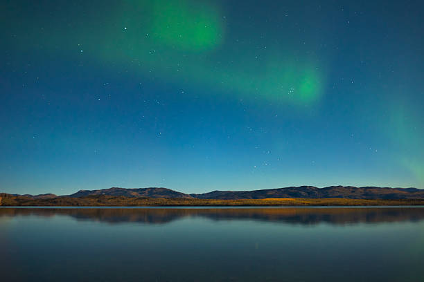 northern lights y los colores del otoño en el tranquilo lago - magnetosphere fotografías e imágenes de stock