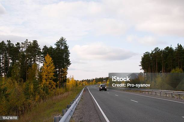 Estrada - Fotografias de stock e mais imagens de Ao Ar Livre - Ao Ar Livre, Carro, Carro Privado