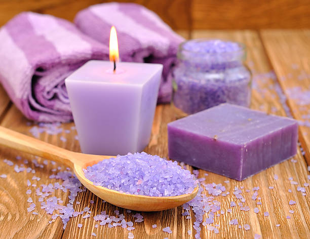 violet sel de mer et un feu bougie - alternative therapy aromatherapy spa treatment candle photos et images de collection