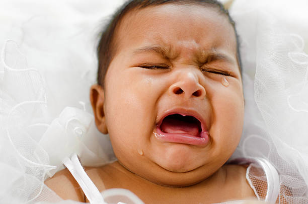 плакать индийская девочка-младенец - crying grimacing facial expression human face стоковые фото и изображения