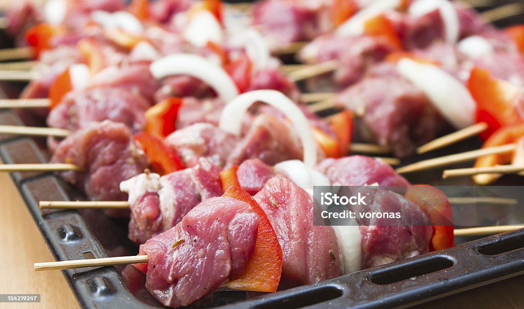 Rohes Fleisch auf hölzernen sticks - Lizenzfrei Abnehmen Stock-Foto