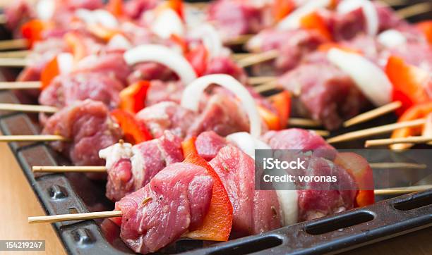 Foto de Carne Crua Em Bastões De Madeira e mais fotos de stock de Alimentação Saudável - Alimentação Saudável, Almoço, Açougueiro