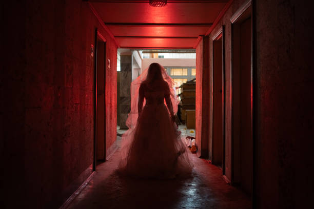 istock Bride in abandoned building 1542215118