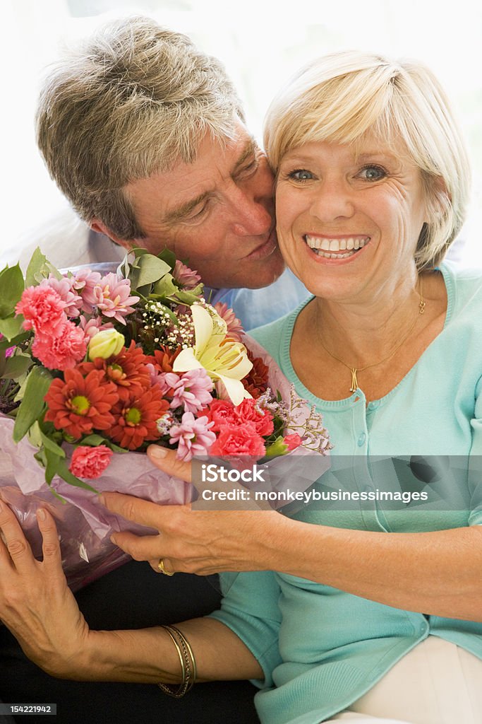 Mari donnant des fleurs de femme - Photo de Adulte libre de droits