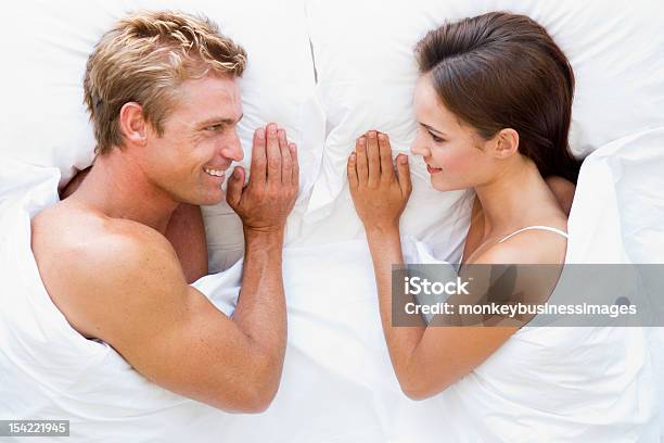 Couple Lying In Bed Lächelnd Stockfoto und mehr Bilder von Bett - Bett, Reden, Ansicht aus erhöhter Perspektive