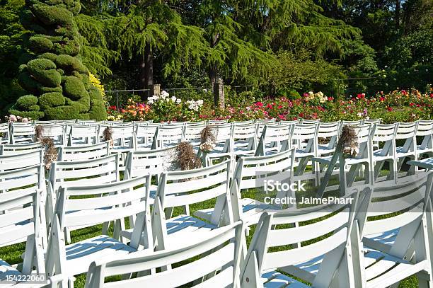 Sedie In Un Parco - Fotografie stock e altre immagini di Ambientazione esterna - Ambientazione esterna, Bianco, Cerimonia