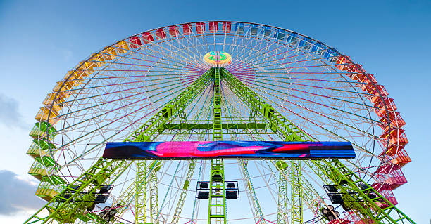 ferris точка зрения колеса - carnival spinning built structure frame стоковые фото и изображения