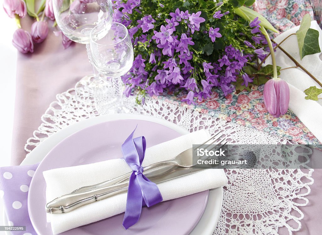 Mesa puesta en color púrpura - Foto de stock de Púrpura libre de derechos